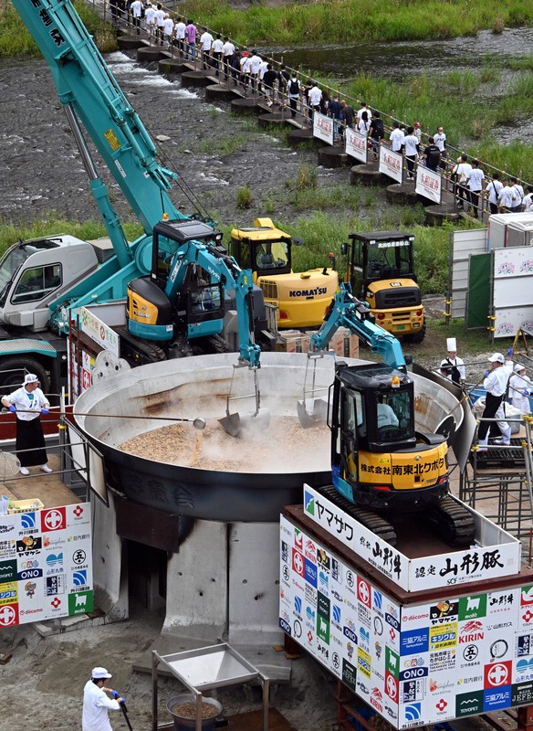 山形牛1.2トン、里芋3.2トンをショベルカーで調理 山形で芋煮会 | 毎日新聞