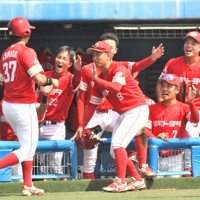【福岡トヨタFTサンダース－イワキテック】三回表福岡トヨタFTサンダース1死二塁、中村晴樹選手の適時打で二塁走者の石田渉人選手（左）が生還し、チームメートから笑顔で出迎えられる＝松山市の坊っちゃんスタジアムで2025年9月14日午後1時5分、石川裕士撮影