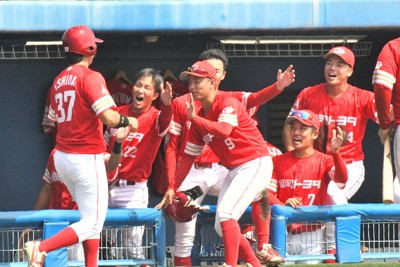 【福岡トヨタFTサンダース－イワキテック】三回表福岡トヨタFTサンダース1死二塁、中村晴樹選手の適時打で二塁走者の石田渉人選手（左）が生還し、チームメートから笑顔で出迎えられる＝松山市の坊っちゃんスタジアムで2025年9月14日午後1時5分、石川裕士撮影