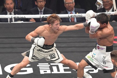 【世界スーパーバンタム級主要4団体統一タイトルマッチ】十一回、アフマダリエフ（右）を攻める井上尚弥＝IGアリーナで2025年9月14日、山崎一輝撮影