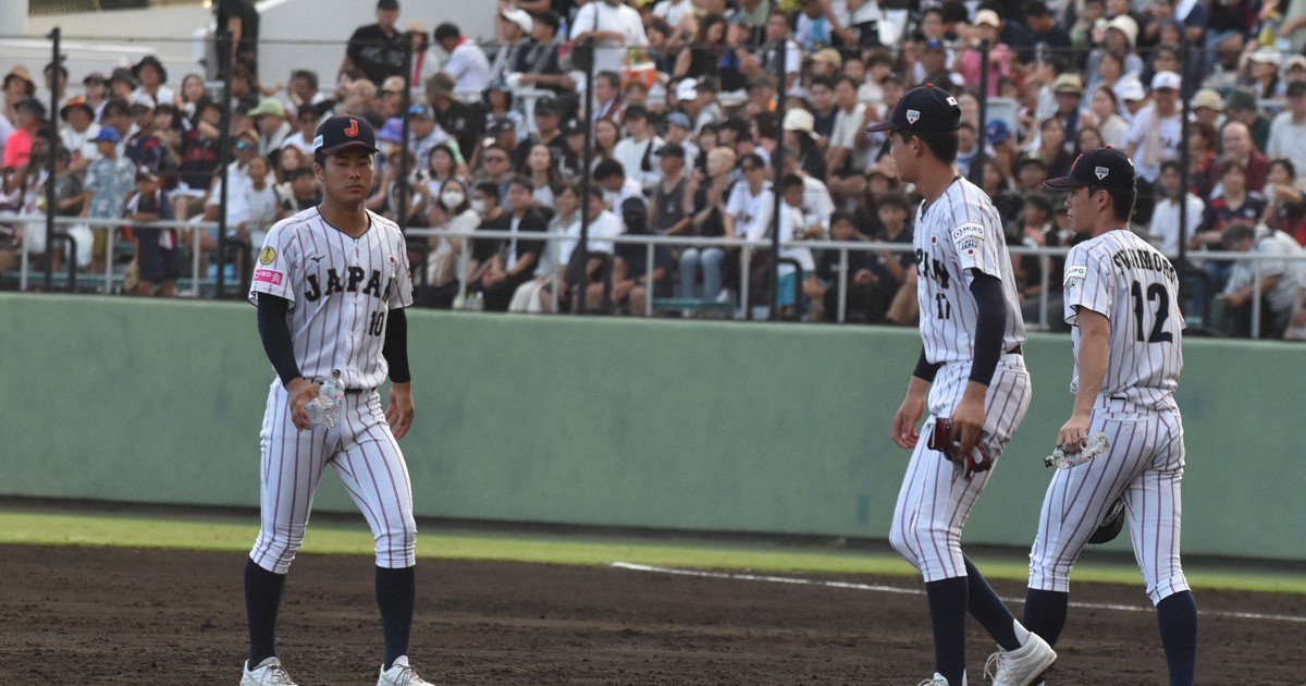 敗れた直後の日本代表、米国のボトル片付ける 野球U18W杯 | 毎日新聞