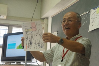 イラストを使いながら授業をする福田福己さん＝福岡市中央区の九州英数学館国際言語学院で