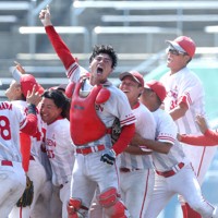 【マツゲン箕島－大和高田クラブ】優勝し喜ぶマツゲン箕島の選手たち＝松山市の坊っちゃんスタジアムで2025年9月16日、中川祐一撮影