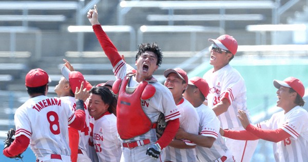 【マツゲン箕島－大和高田クラブ】優勝し喜ぶマツゲン箕島の選手たち＝松山市の坊っちゃんスタジアムで2025年9月16日、中川祐一撮影