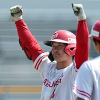【マツゲン箕島－大和高田クラブ】九回表マツゲン箕島2死一、三塁、適時打を放ち喜ぶ竹中夢翔＝愛媛・坊っちゃんスタジアムで2025年9月16日、中川祐一撮影