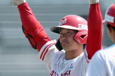 【マツゲン箕島－大和高田クラブ】九回表マツゲン箕島2死一、三塁、適時打を放ち喜ぶ竹中夢翔＝愛媛・坊っちゃんスタジアムで2025年9月16日、中川祐一撮影