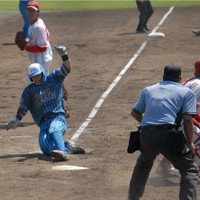 【大和高田クラブ－マツゲン箕島】五回裏大和高田クラブ2死一、二塁、口分田の右前打で西浦が還り、1－3＝松山市の坊っちゃんスタジアムで、花岡洋二撮影