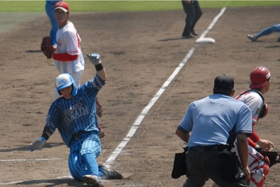 【大和高田クラブ－マツゲン箕島】五回裏大和高田クラブ2死一、二塁、口分田の右前打で西浦が還り、1－3＝松山市の坊っちゃんスタジアムで、花岡洋二撮影