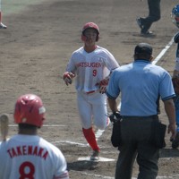 【大和高田クラブ－マツゲン箕島硬式野球部】三回表マツゲン箕島硬式野球部1死一、三塁、杉浦の左犠飛で浅井が還り先制＝松山市の坊っちゃんスタジアムで、花岡洋二撮影