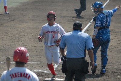 【大和高田クラブ－マツゲン箕島硬式野球部】三回表マツゲン箕島硬式野球部1死一、三塁、杉浦の左犠飛で浅井が還り先制＝松山市の坊っちゃんスタジアムで、花岡洋二撮影