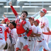 【マツゲン箕島－大和高田クラブ】優勝し喜ぶマツゲン箕島の選手たち＝中川祐一撮影