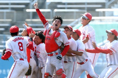 【マツゲン箕島－大和高田クラブ】優勝し喜ぶマツゲン箕島の選手たち＝中川祐一撮影