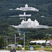 クルーズ船、大規模宮殿…拡大する旧統一教会「聖地」で見たもの [写真