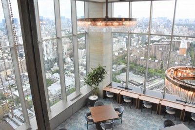ダイニングルームは天井の一部が吹き抜け。帝国ホテルのサービスが提供される＝東京都港区のパークウェルステイト西麻布で2025年7月11日午後2時9分、太田敦子撮影