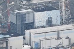 燃料デブリの試験的な取り出しが行われた東京電力福島第1原発の2号機＝福島県で2024年8月22日、本社ヘリから宮間俊樹撮影
