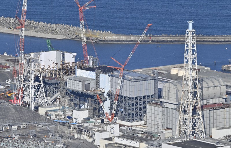 燃料デブリの取り出しが課題となる東京電力福島第1原発。左から1号機、2号機、3号機＝2025年2月15日、本社ヘリから