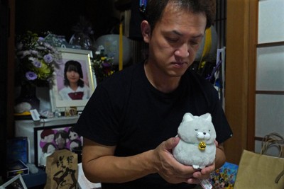 喜三翼音さんの遺影の前で、翼音さんが好きだったぬいぐるみの「もち」を持つ父鷹也さん＝石川県野々市市で2025年9月9日午後3時27分、岩本一希撮影