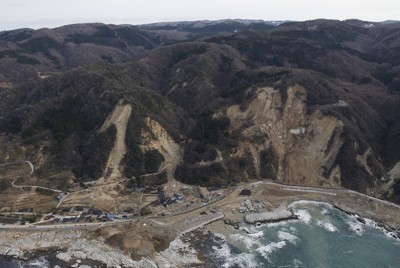 能登豪雨による土砂崩れがあった石川県珠洲市仁江町＝2024年12月20日、本社ヘリから