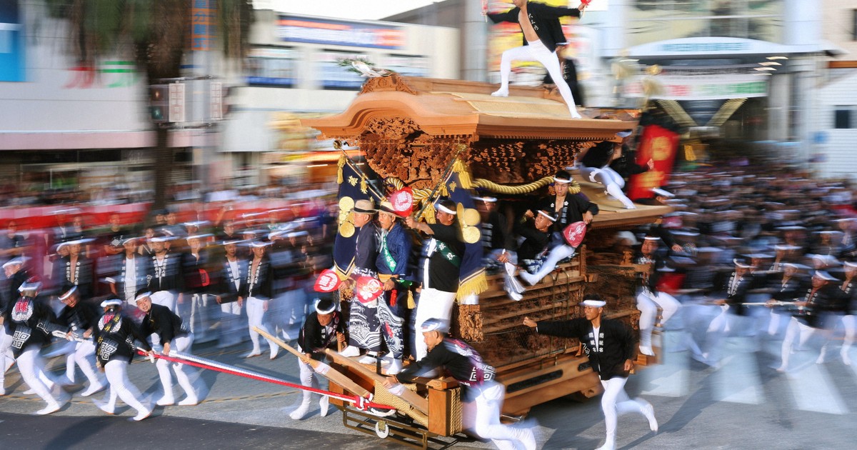 News in Easy English: 34 danjiri floats race in Kishiwada festival