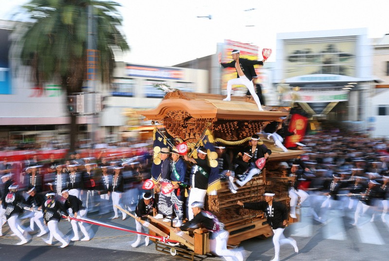 34 floats race through Osaka Pref. city, perform dynamic spins in ...