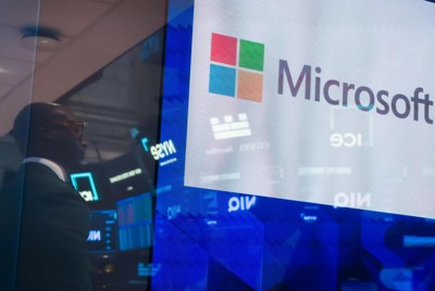 マイクロソフトもMCPへの対応を表明（ニューヨーク証券取引所に掲げられたマイクロソフトのロゴ）＝2025年7月23日　Bloomberg