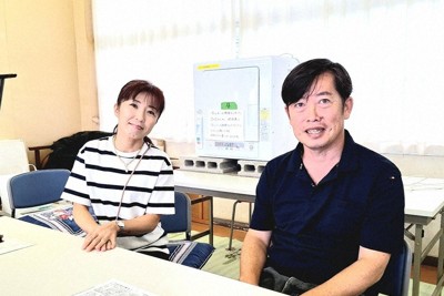 被災地での工事費高騰について語る江藤聡さん（右）と岩下未誉子さん＝石川県輪島市門前町七浦地区で、東栄一撮影