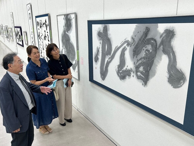 白と黒 個性豊かな109点 22日まで 島根独立書展が開幕 ／島根 | 毎日新聞