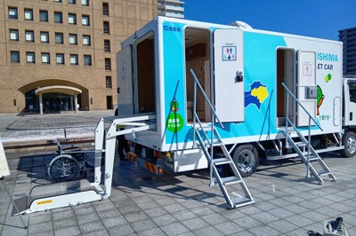 徳島県初のトイレカー。後部には、車椅子のまま多機能用トイレを使うためのリフトも備えている＝徳島市万代町1の同県庁で2025年9月2日午後3時31分、植松晃一撮影