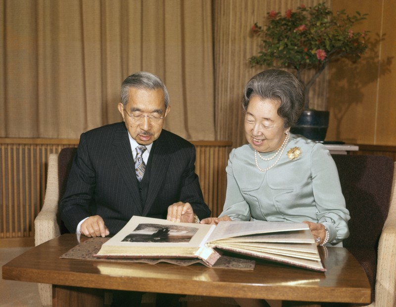 香淳皇后実録」完成、両陛下らに提出 17年間にわたり編さん | 毎日新聞