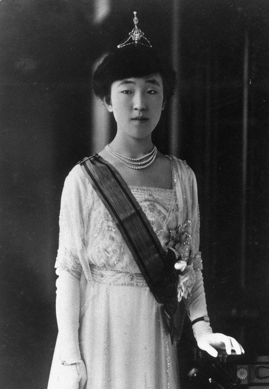 香淳皇后実録」完成、両陛下らに提出 17年間にわたり編さん | 毎日新聞