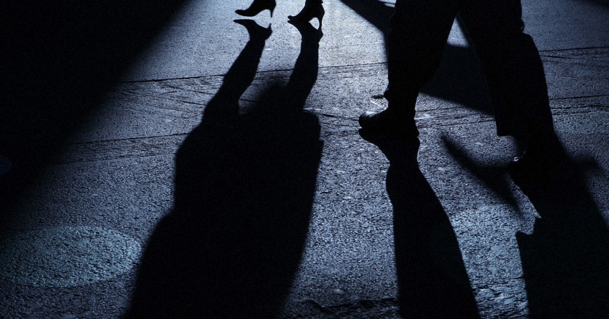 夜道で「不審者」扱いされないために　男性にできる「一手間」