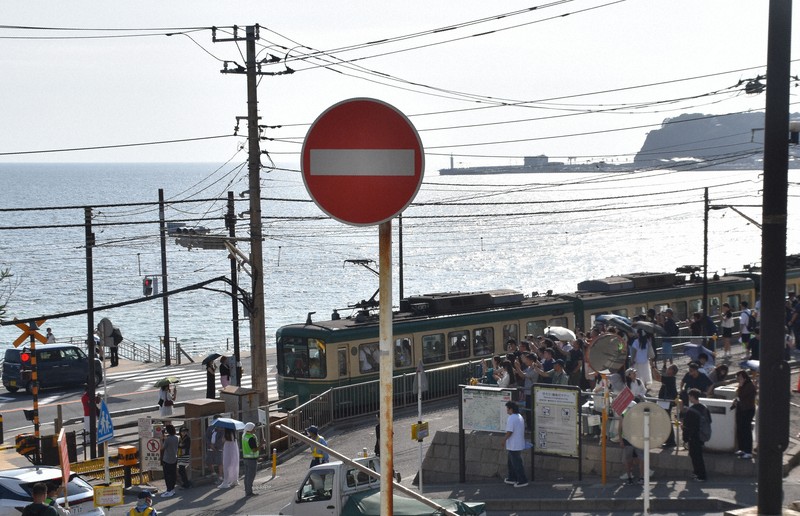 スラムダンクの「聖地」で観光公害防止の実証実験 その効果は | 毎日新聞