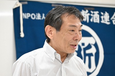 千葉断酒新生会の例会で話をする塩川裕昭さん＝千葉市花見川区の幕張公民館で2025年7月10日、高橋晃一撮影