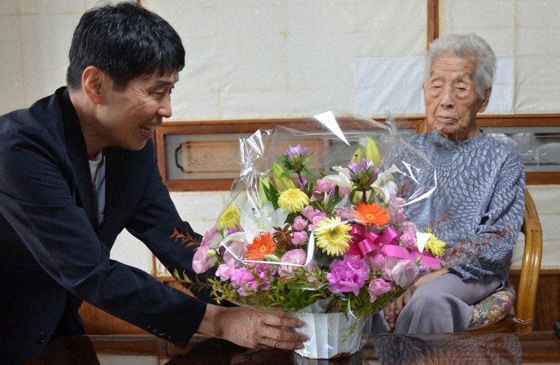 これからも、健やかに 知事がお祝い 県内最高齢・橋本オイクさん（111