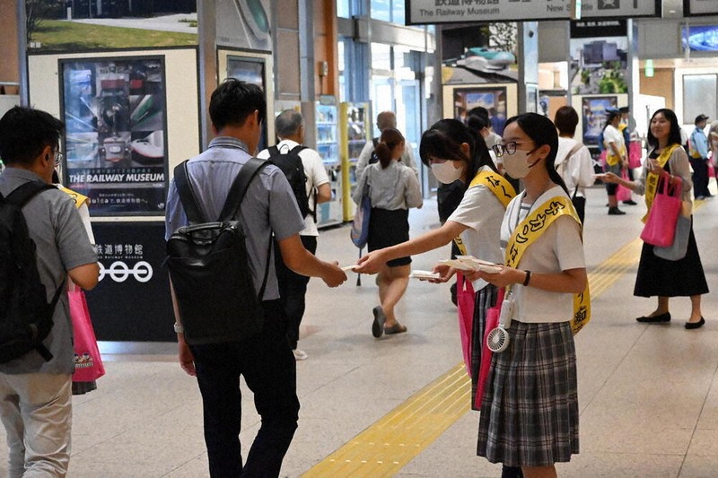 痴漢撃退アプリ 高校生らが周知 大宮駅・120人参加 ／埼玉 | 毎日新聞