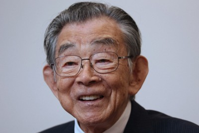 インタビューに答える行天豊雄・元大蔵省（現財務省）財務官＝東京都中央区で2025年9月10日、小林努撮影