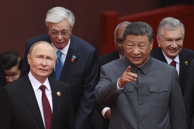 ロシアのプーチン大統領（前列左）と中国の習近平国家主席（同右）＝2025年9月3日、スプートニク・AP
