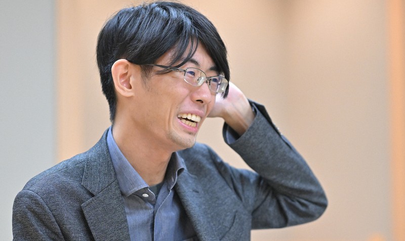 今期A級順位戦初勝利を挙げ、笑顔を見せる千田翔太八段＝東京都渋谷区の将棋会館で2025年7月30日、岩下幸一郎撮影