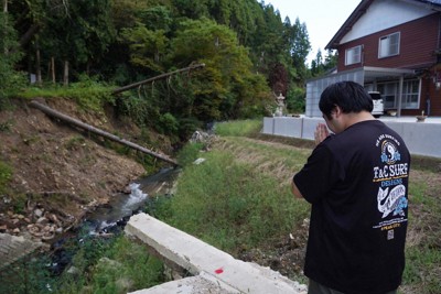 中山美紀さんが見つかった場所の近くで手を合わせる弟の真さん＝石川県能登町で2025年9月21日午後4時15分、岩本一希撮影