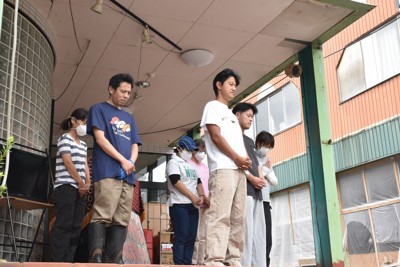 従業員やボランティアと黙とうする本谷一知社長＝石川県輪島市で2025年9月21日午前9時32分、島袋太輔撮影