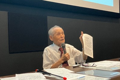 原町空襲について、自筆の資料を手に語る大槻明生さん＝南相馬市博物館で2025年8月23日、田倉直彦撮影