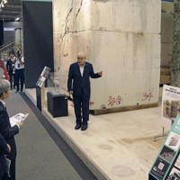 「創造的復興サミット」の関係者らが視察に訪れた阪神高速道路の震災資料保管庫＝神戸市東灘区で、共同