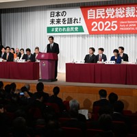 自民党総裁選所見発表演説会で発言する総裁選挙管理委員会の逢沢一郎委員長（中央）＝同党本部で2025年9月22日午後1時1分、平田明浩撮影
