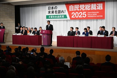 自民党総裁選所見発表演説会で発言する総裁選挙管理委員会の逢沢一郎委員長（中央）＝同党本部で2025年9月22日午後1時1分、平田明浩撮影