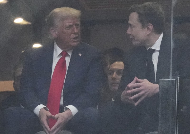トランプ氏、マスク氏と決裂後初めて接触 保守活動家の追悼式典出席