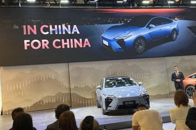 上海モーターショーで新型車を発表するトヨタの高級ブランド「レクサス」＝中国・上海市で2025年4月23日、松倉佑輔撮影