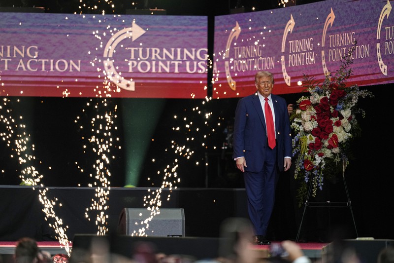 カーク氏追悼式に幹部続々参列 中間選挙見据えたトランプ政権 | 毎日新聞