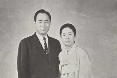 1960年に結婚した時の文鮮明氏（左）と韓鶴子氏。当時、文氏が40歳、韓氏は17歳だった＝釜山長神大の卓志一教授提供
