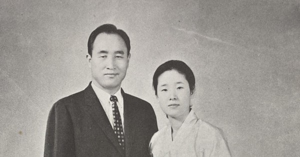 1960年に結婚した時の文鮮明氏（左）と韓鶴子氏。当時、文氏が40歳、韓氏は17歳だった＝釜山長神大の卓志一教授提供