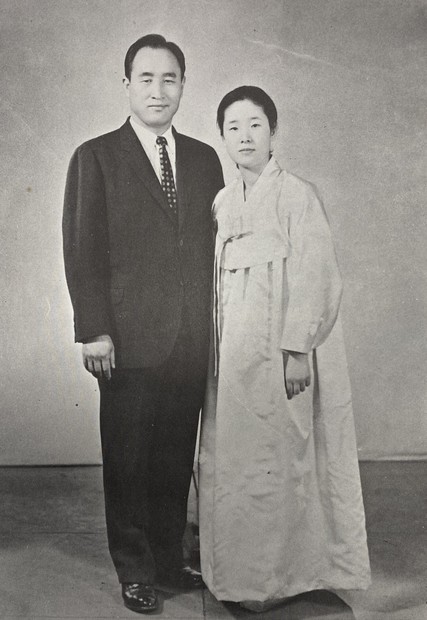 韓国文鮮明夫妻御子息様写真 宿泊はスイート、化粧品はシャネル」 旧統一教会「真のお母様